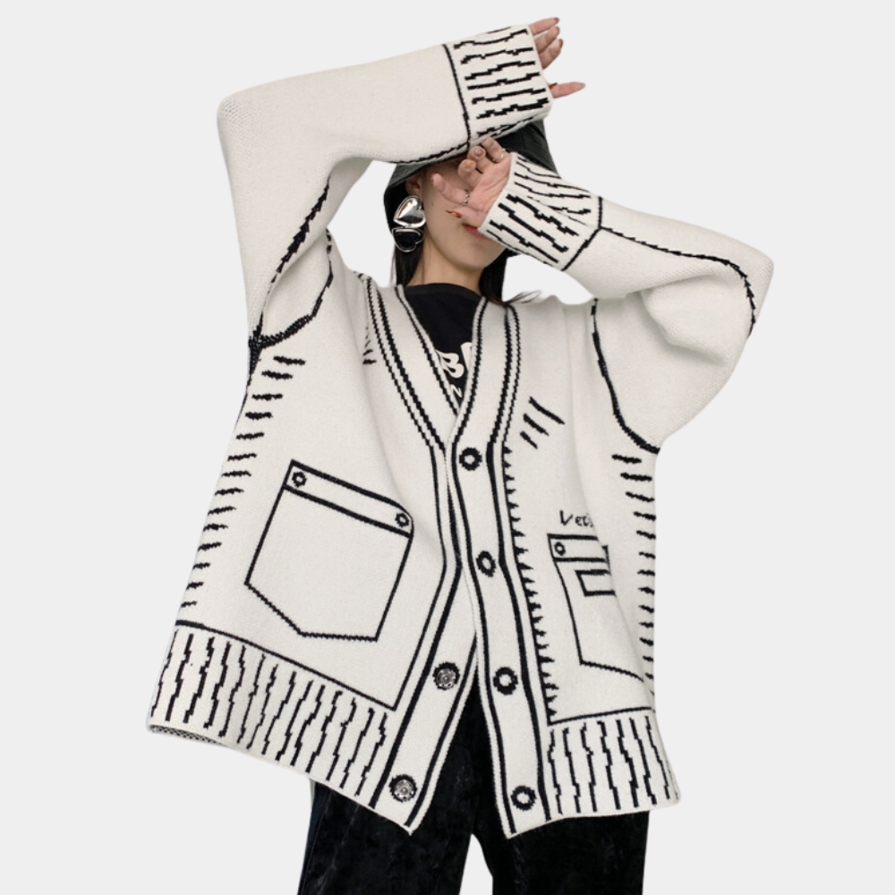 Witte oversized cardigan met zwarte stiksels en zakken, gedragen door model. Trendy damesmode, comfortabele gebreide kleding, herfst-winter stijl.