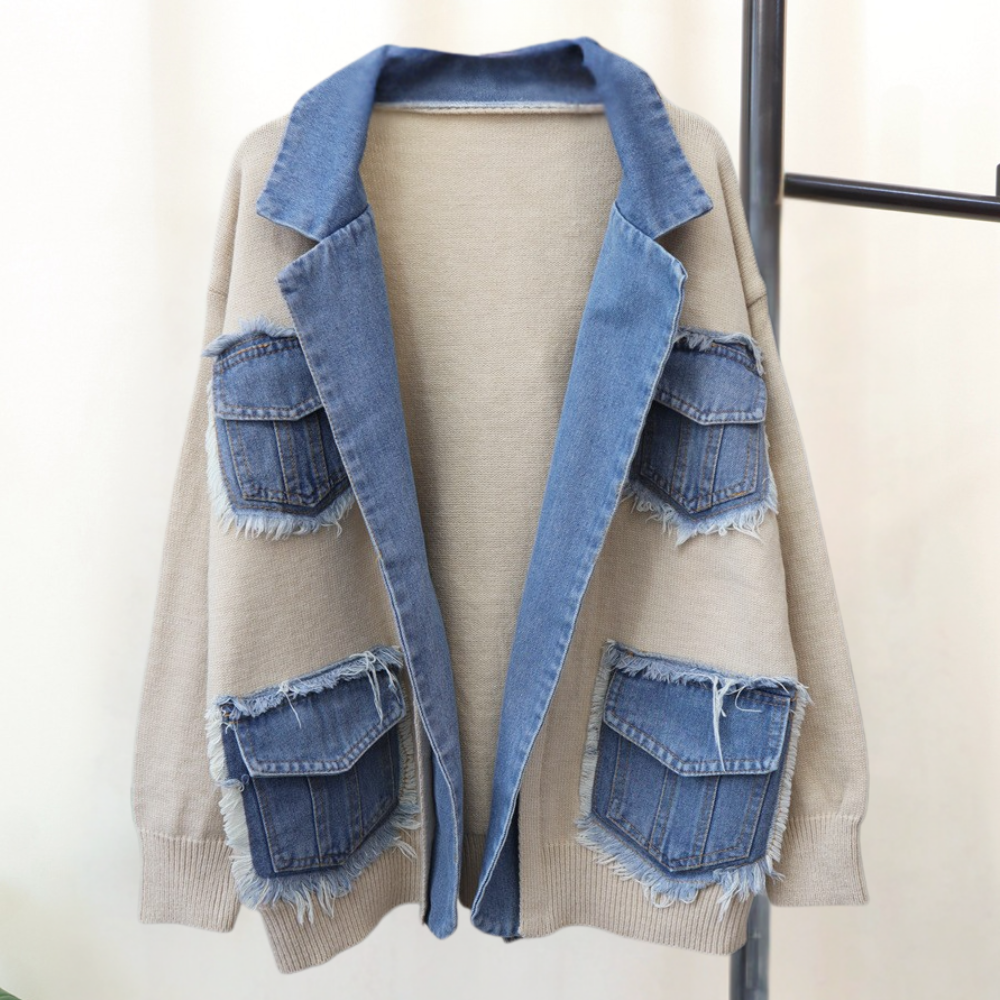 Beige vest met blauwe denim accenten, inclusief gerafelde zakken en kraag. Trendy damesmode, casual stijl, herfstkleding.