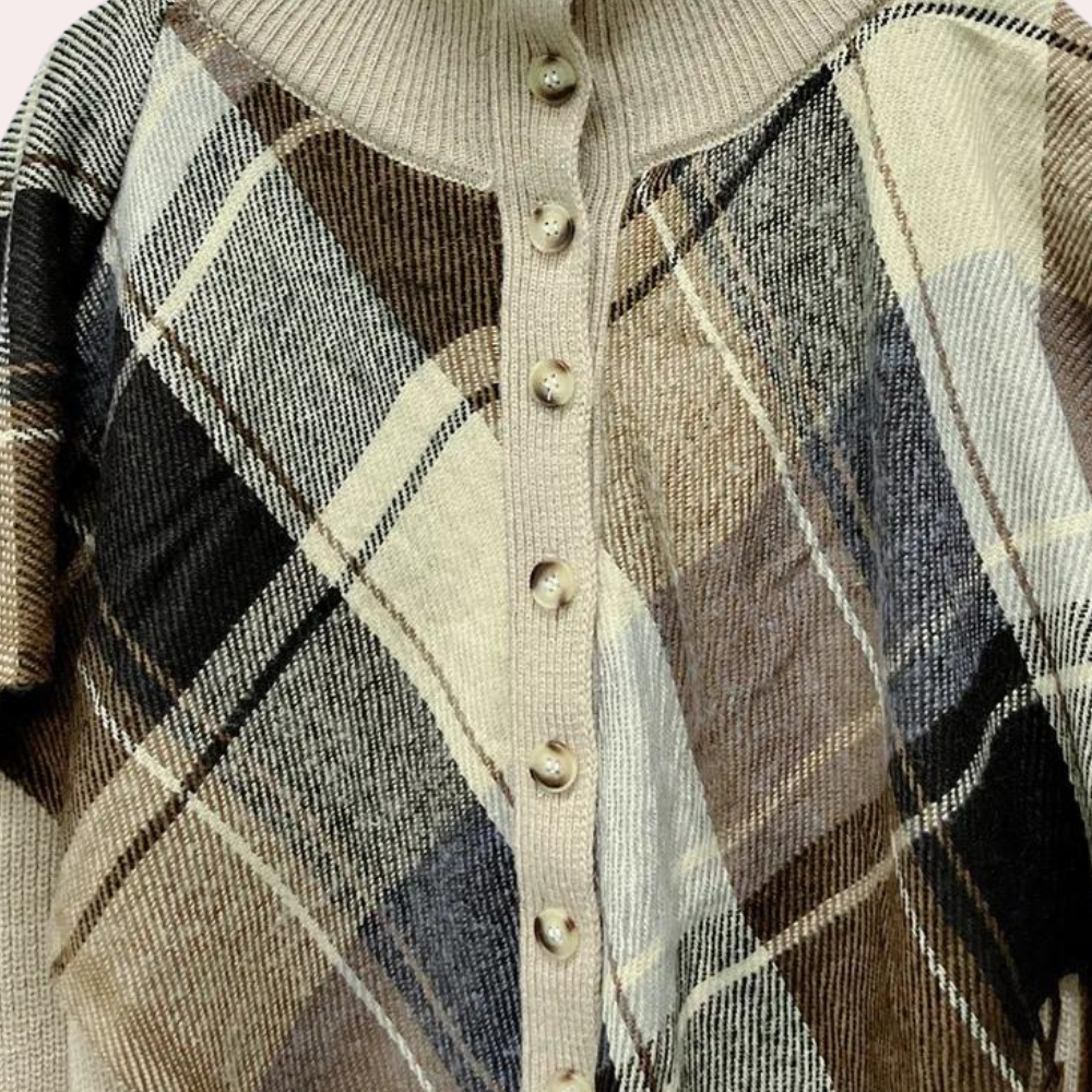 Beige geruite trui met knopen, gebreid patroon, herfstmode, dameskleding, warme tinten, casual stijl, comfortabele stof, trendy design.