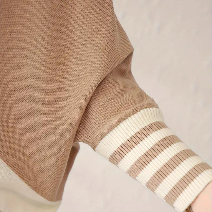 Beige en witte trui met gestreepte mouwboord, gebreid ontwerp, modieuze dameskleding, comfortabele stof, herfst- en wintermode.