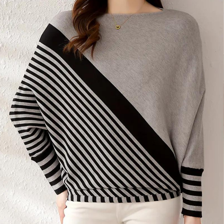 Grijze trui met zwart-witte diagonale strepen, damesmode, casual stijl, comfortabele pasvorm, herfstkleding, modieuze trui, trendy design.