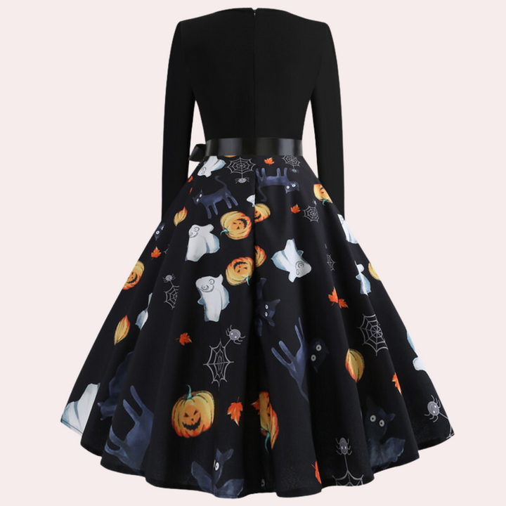 Zwarte Halloween-jurk met lange mouwen, pompoenen, spinnenwebben en spookprint. Perfect voor Halloween-feestjes en thematische evenementen.