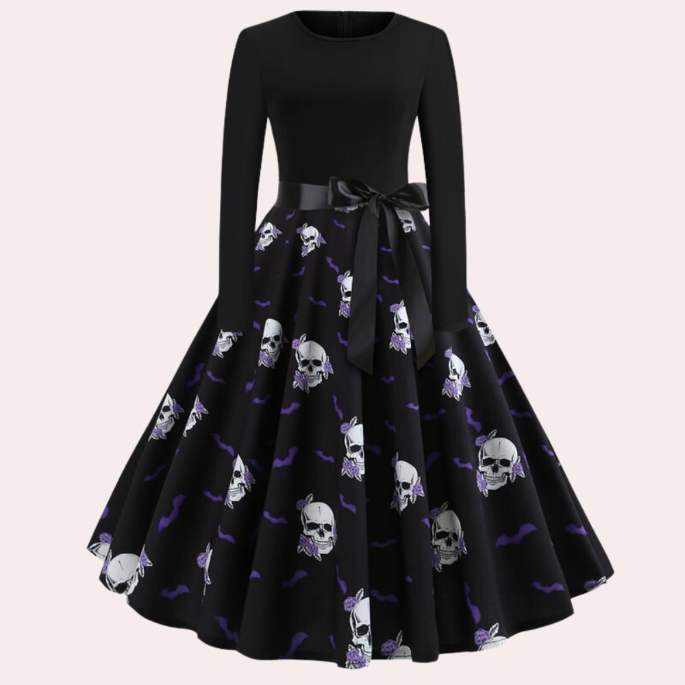 Zwarte vintage jurk met lange mouwen, schedelprint en paarse vleermuizen. Perfect voor Halloween of gothic stijl. Elegante strik in de taille.