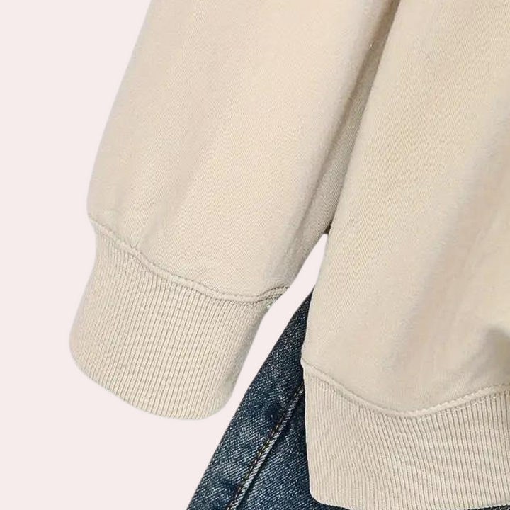 Beige sweatshirt met geribde zoom, gecombineerd met blauwe jeans. Casual mode, comfortabele kleding, trendy outfit voor dagelijks gebruik.