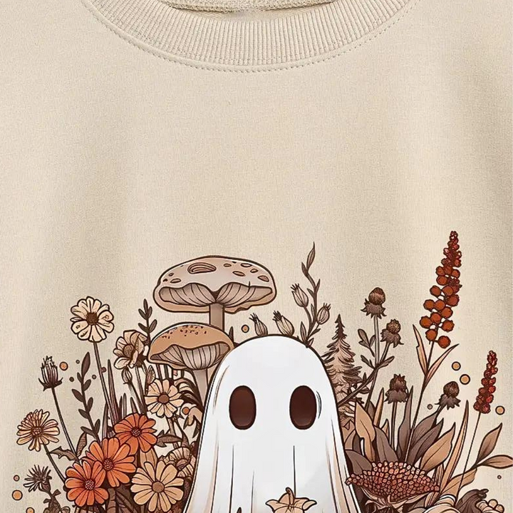 Beige trui met schattig spookje omringd door herfstbloemen en paddenstoelen, ideaal voor Halloween en herfstmode. Comfortabele en trendy kleding.