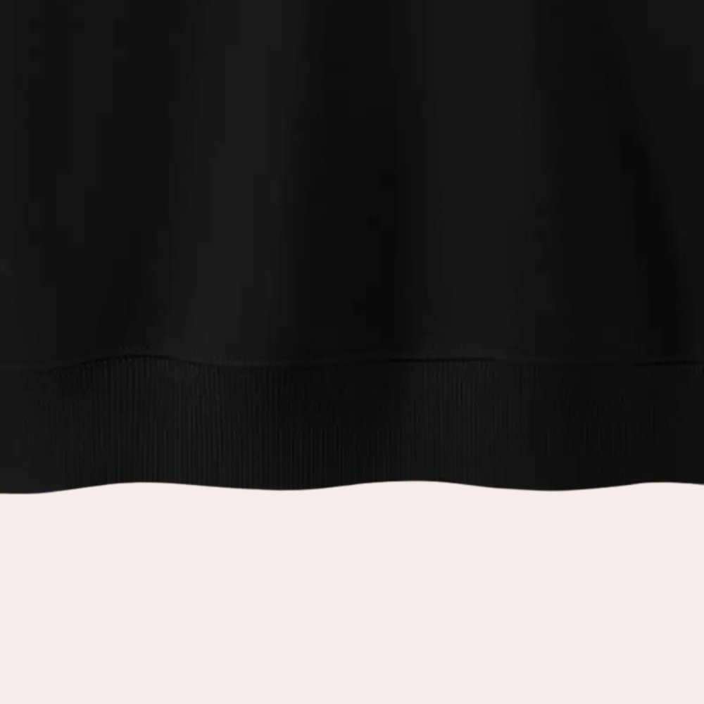 Zwarte trui zoom, ribgebreide zoom, minimalistisch design, hoogwaardige stof, modieuze kleding, comfortabele pasvorm, casual stijl.