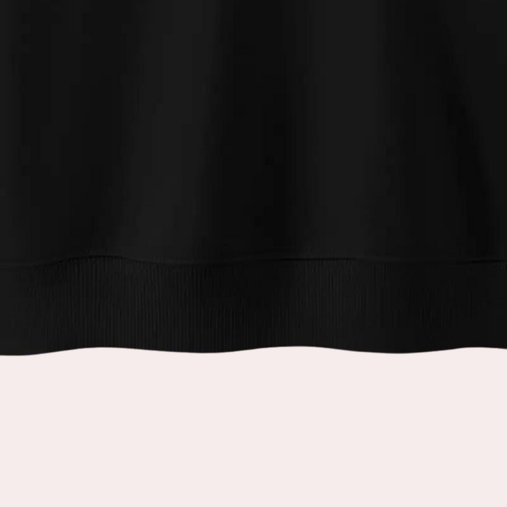 Zwarte trui zoom, ribgebreide zoom, minimalistisch design, hoogwaardige stof, modieuze kleding, comfortabele pasvorm, casual stijl.