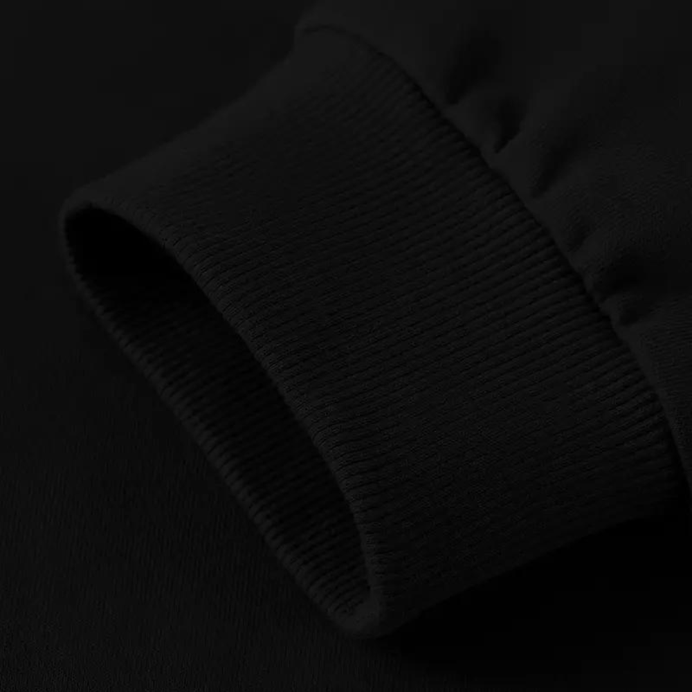 Zwarte sweatshirt mouw met geribbelde manchetten, close-up detail. Hoogwaardige katoenen stof, casual kleding, unisex mode.
