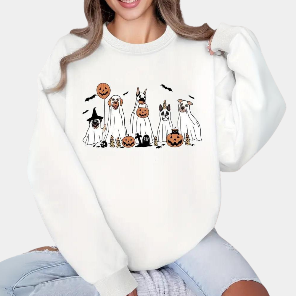 Witte trui met Halloween hondenprint, pompoenen en spookkostuums. Perfect voor herfstmode en feestelijke kleding. Comfortabel en stijlvol design.