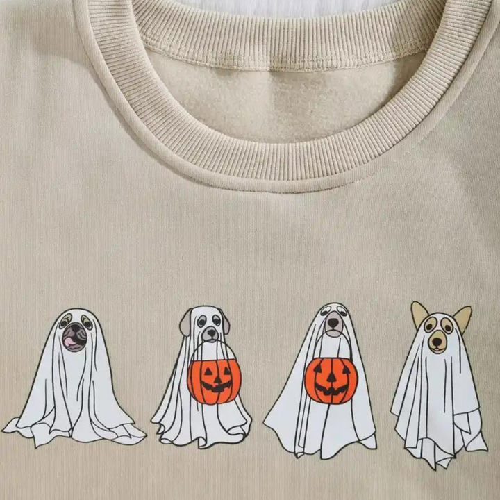 Beige Halloween trui met schattige honden in spookkostuums, elk met een pompoen. Perfect voor herfstmode en Halloween-thema's.