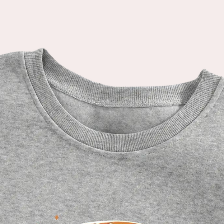 Grijze sweatshirt met ronde hals, detail van de kraag en stoftextuur. Comfortabele casual kleding, uniseks mode, hoogwaardige materialen.