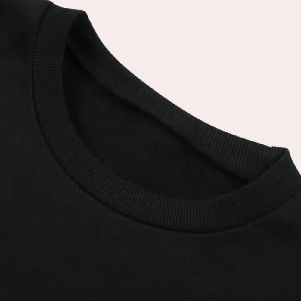 Zwarte ronde hals T-shirt detail, katoen, unisex, casual mode, comfortabele pasvorm, hoogwaardige stof, minimalistisch ontwerp.