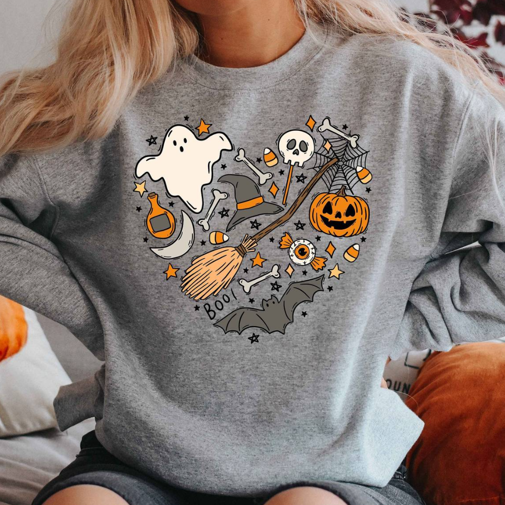 Grijze Halloween-trui met spook, pompoen, vleermuis en snoepjes. Perfect voor herfst en Halloween. Comfortabele en stijlvolle seizoensmode.