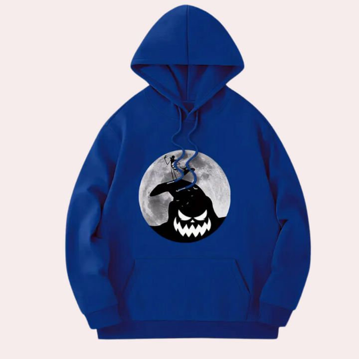 Blauwe hoodie met maan en silhouet van figuur op rug van monster. Comfortabele streetwear, unisex design, ideaal voor casual mode en herfstkleding.