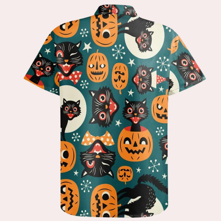 Retro Halloween overhemd met zwarte katten en pompoenen, kleurrijk patroon, korte mouwen, vintage stijl, perfect voor feestelijke gelegenheden.