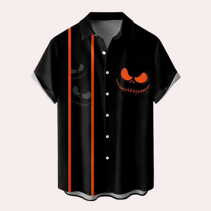 Zwarte Halloween-overhemd met oranje en grijze grijnzende gezichten, verticale strepen, korte mouwen en knoopsluiting. Perfect voor Halloween-feestjes.