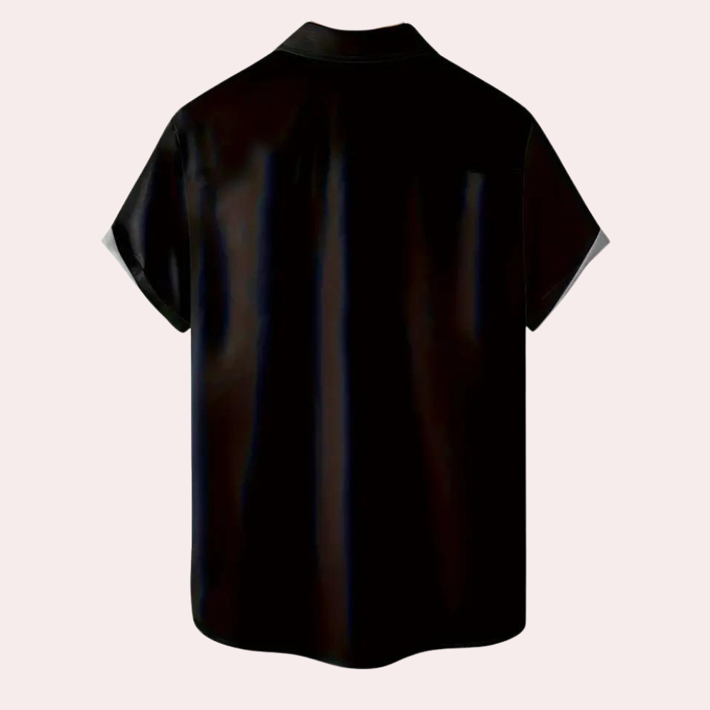 Zwarte leren blouse met korte mouwen en klassieke kraag, glanzende afwerking. Perfect voor modieuze, edgy outfits. Unisex design.