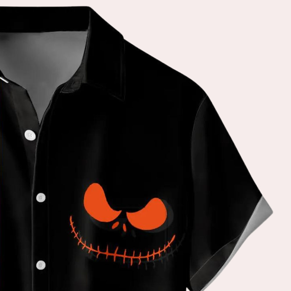Zwarte Halloween-overhemd met korte mouwen, oranje grijnzend gezicht op borstzak. Perfect voor Halloween-feestjes en themakleding.