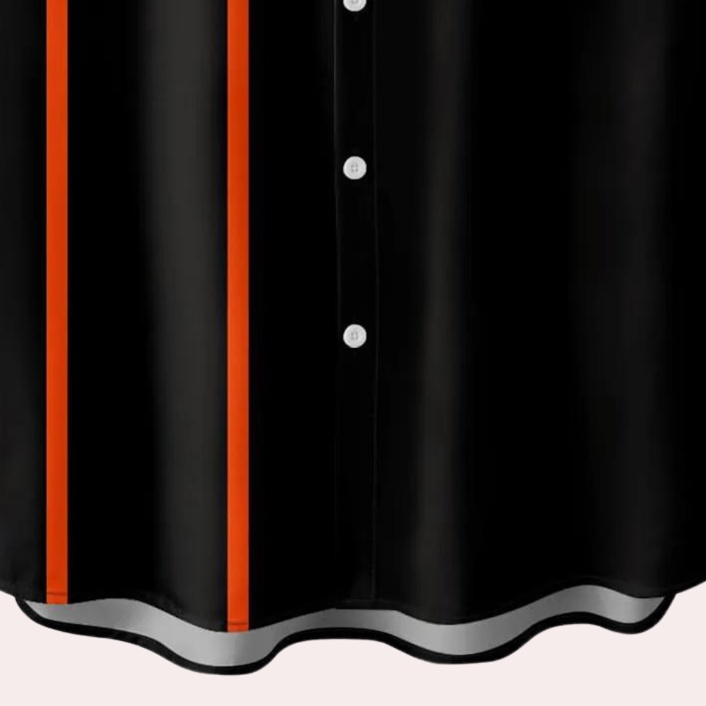 Zwarte regenjas met oranje strepen en witte knopen, waterdicht ontwerp, stijlvolle regenmode, functionele buitenkleding voor nat weer.