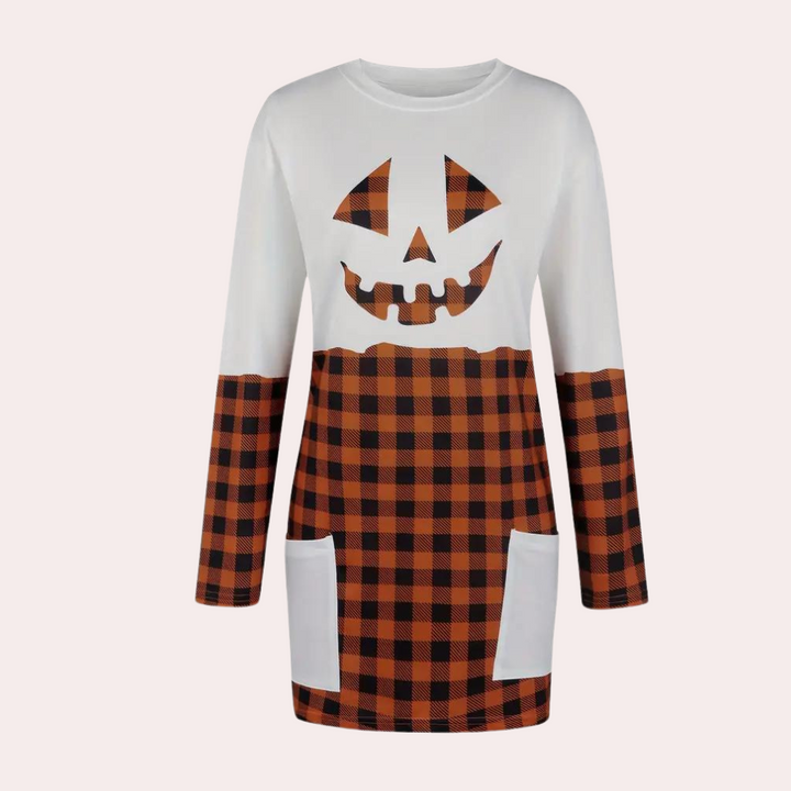 Witte Halloween-trui met pompoengezicht en oranje-zwart geruit patroon, lange mouwen, zakken, damesmode, herfstkleding, feestoutfit.