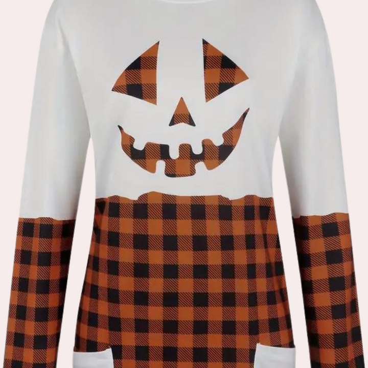 Witte trui met pompoen gezicht en oranje-zwart geruit patroon, Halloween kleding, lange mouwen, casual herfstmode, dames sweater.
