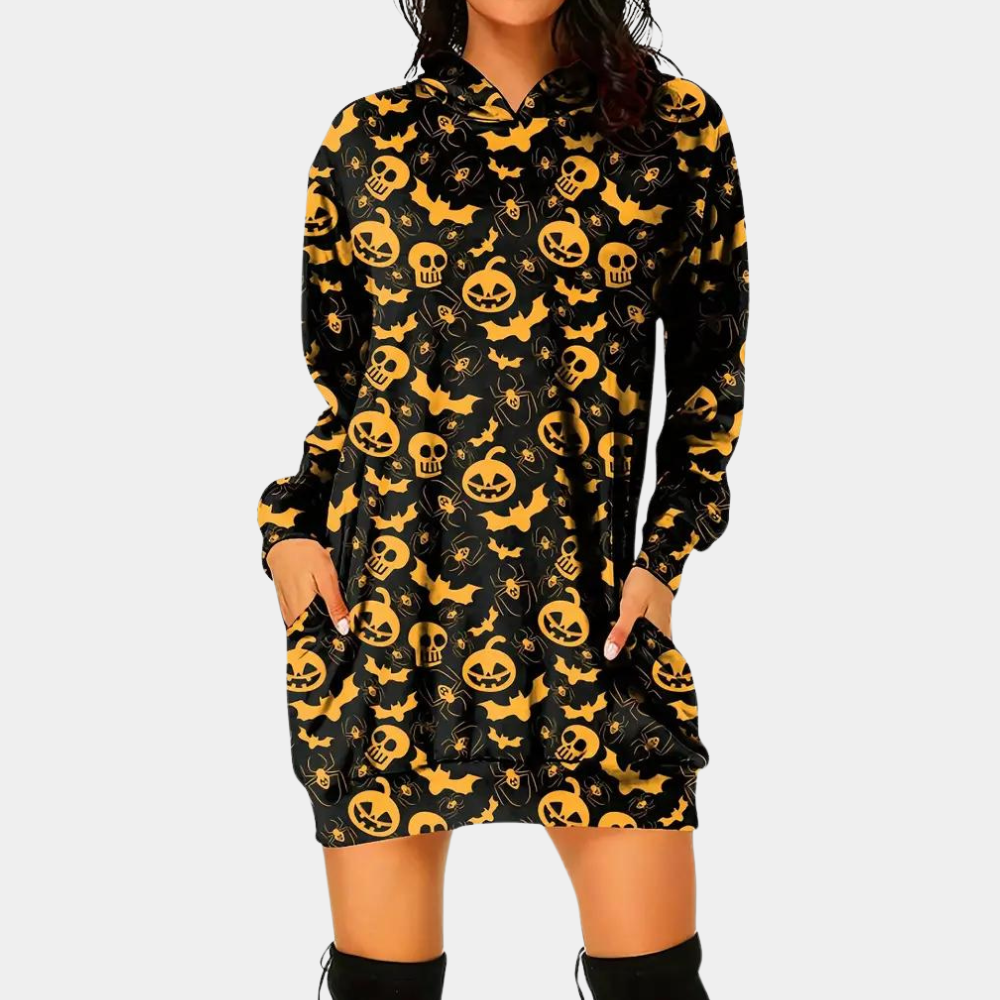 Vrouw in zwarte hoodie-jurk met Halloween-patroon van pompoenen en vleermuizen, lange mouwen, zakken, trendy herfstmode.