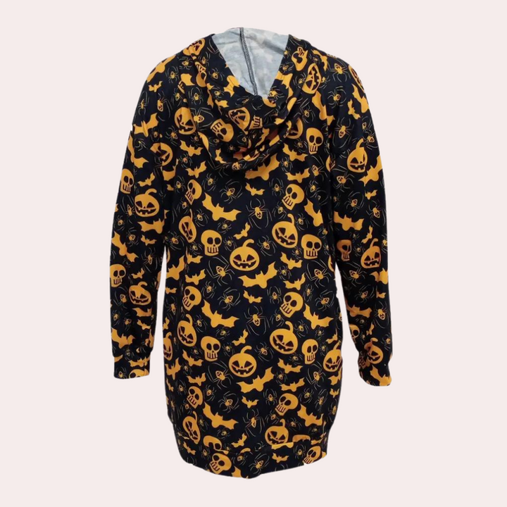 Zwarte Halloween-jas met capuchon, versierd met oranje pompoenen en schedels. Perfect voor herfstmode en Halloween-thema's. Unisex design.