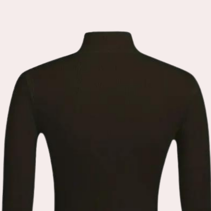 Zwarte coltrui voor dames, achterkant. Hoogwaardige stof, lange mouwen, minimalistisch design. Perfect voor herfst- en wintermode.
