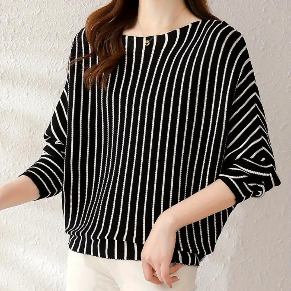 Zwart-wit gestreepte damestrui met driekwart mouwen, casual stijl. Perfect voor modieuze, comfortabele outfits. Ideaal voor dagelijks gebruik.