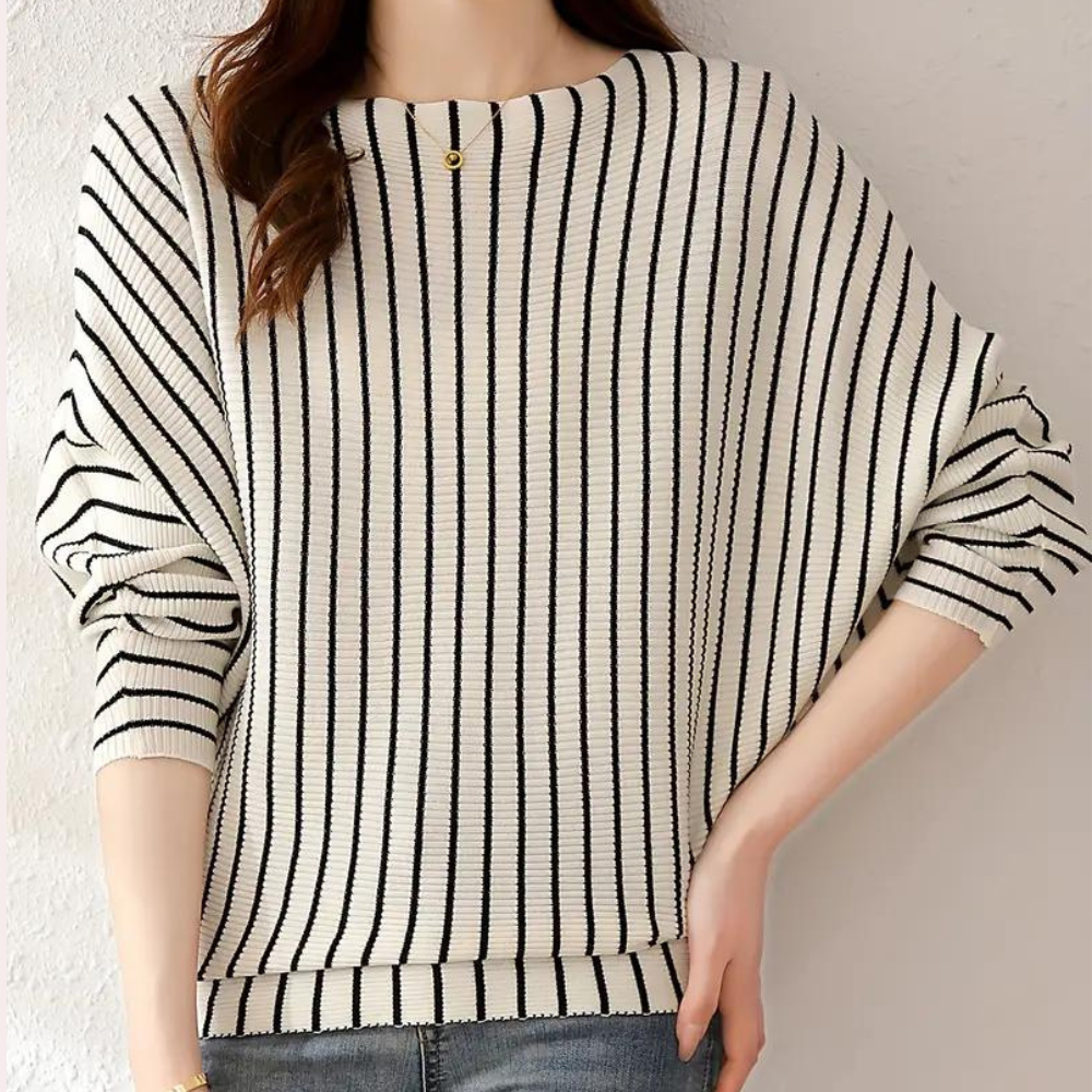 Witte trui met zwarte strepen, lange mouwen en ronde hals. Modieuze dameskleding, casual stijl, perfect voor herfst en winter.