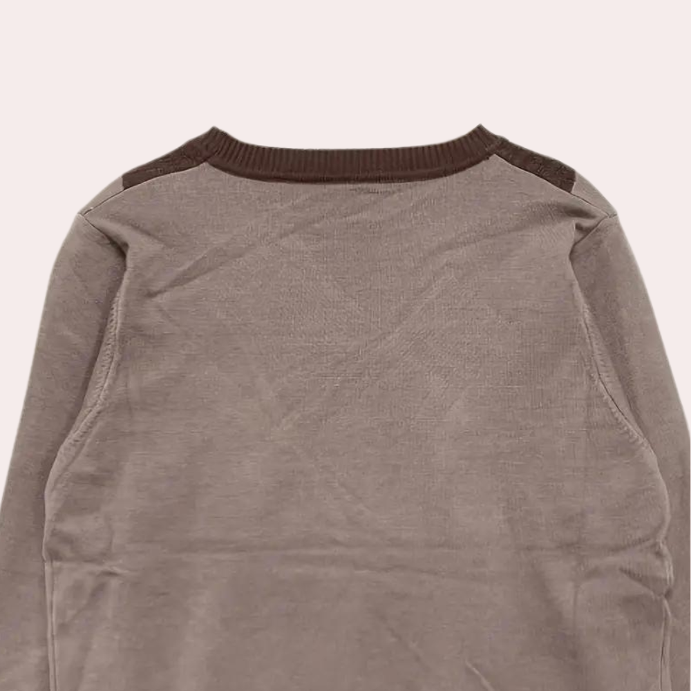 Bruin T-shirt met lange mouwen, ronde hals en contrasterende schouderdetails. Comfortabel katoen, casual stijl, perfect voor dagelijks gebruik.