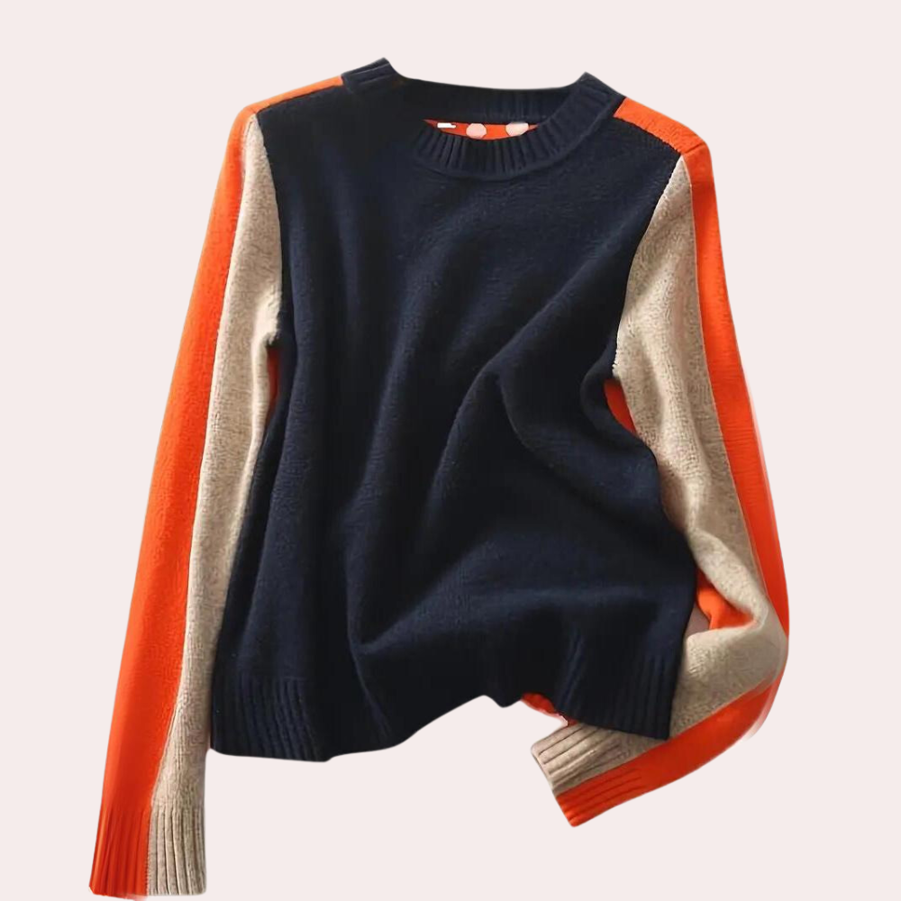 Donkerblauwe trui met oranje en beige mouwen, ronde hals en geribde boorden. Moderne damesmode, herfst-winter collectie, comfortabele pasvorm.