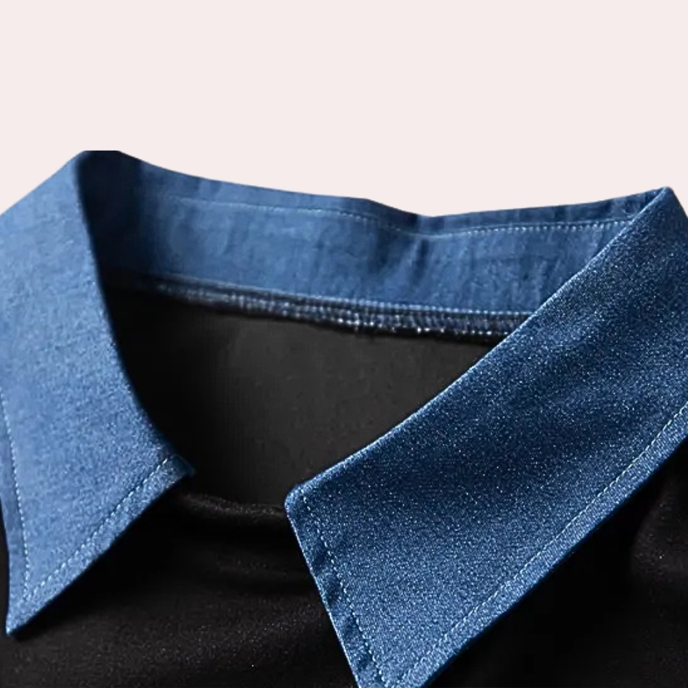 Blauwe denim kraag op zwart kledingstuk, detailopname. Modieuze dameskleding, casual stijl, hoogwaardige stof, trendy design.