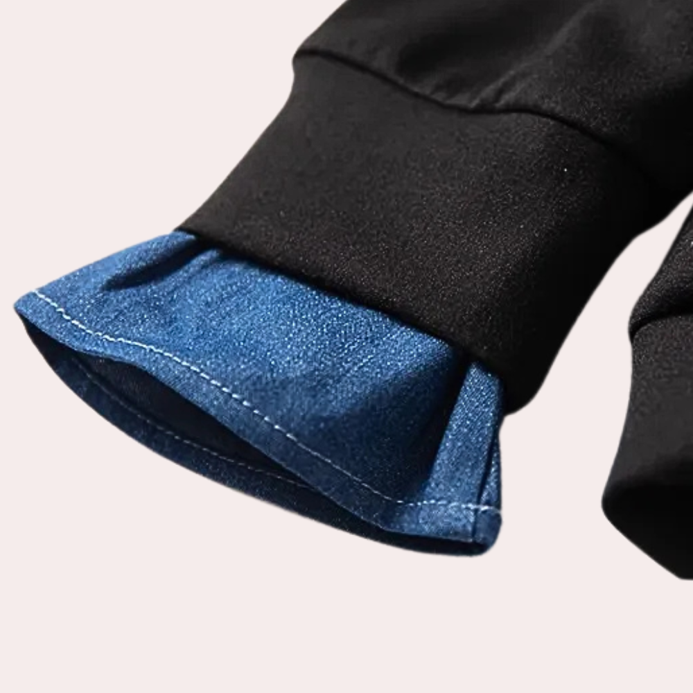 Zwart overhemd met blauwe denim manchetten, stijlvolle mode, detailopname. Perfect voor casual en zakelijke outfits. Hoogwaardige stof.