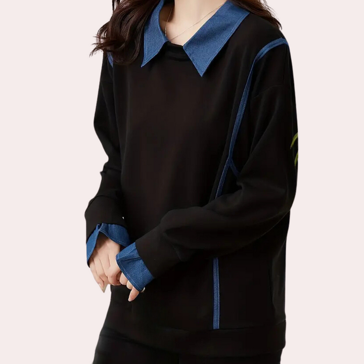 Zwarte damestrui met blauwe kraag en manchetten, casual mode, lange mouwen, trendy kleding, comfortabele pasvorm, herfst-winter stijl.