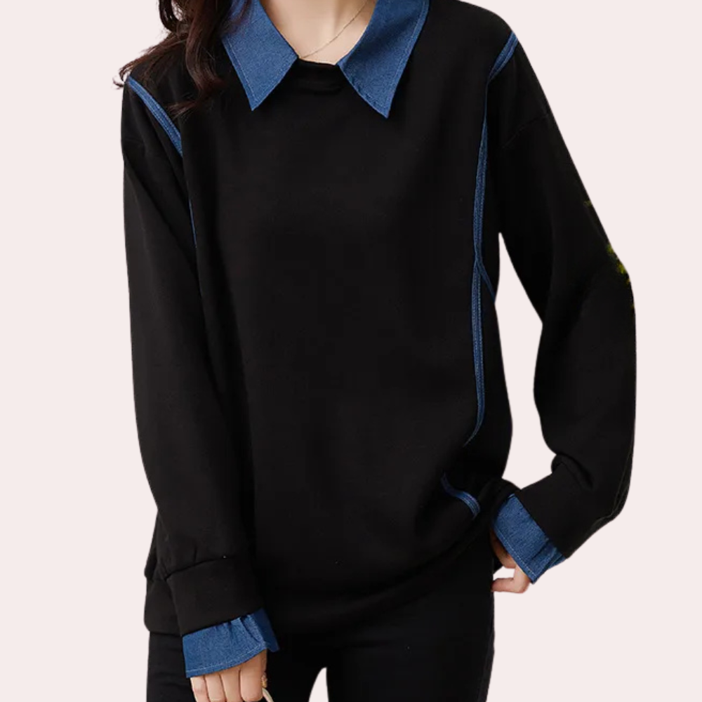 Zwarte trui met blauwe denim kraag en manchetten, damesmode, casual stijl, lange mouwen, trendy kleding, herfst-winter outfit.