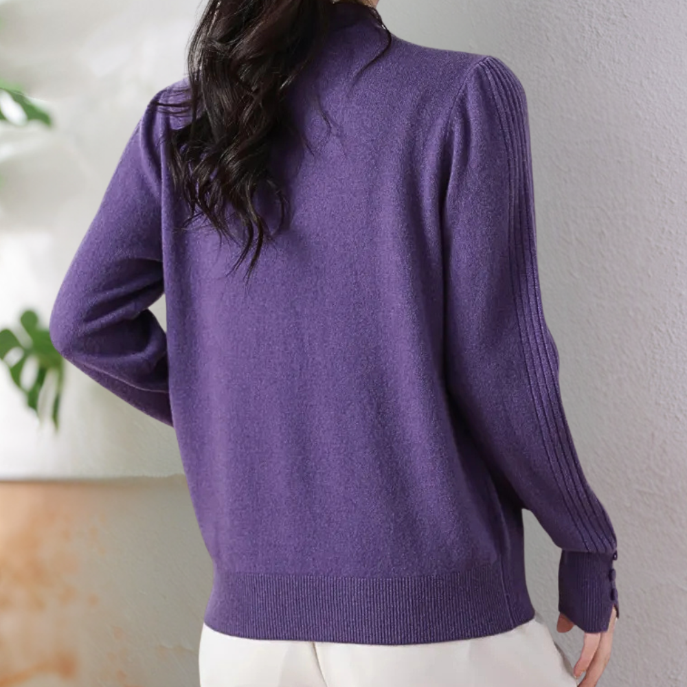 Paarse damestrui van kasjmier, lange mouwen, gedragen door model, rugaanzicht. Stijlvolle wintermode, zachte stof, casual elegantie.