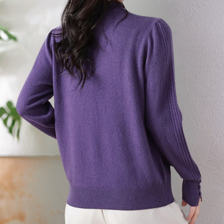 Paarse damestrui van kasjmier, lange mouwen, gedragen door model, rugaanzicht. Stijlvolle wintermode, zachte stof, casual elegantie.