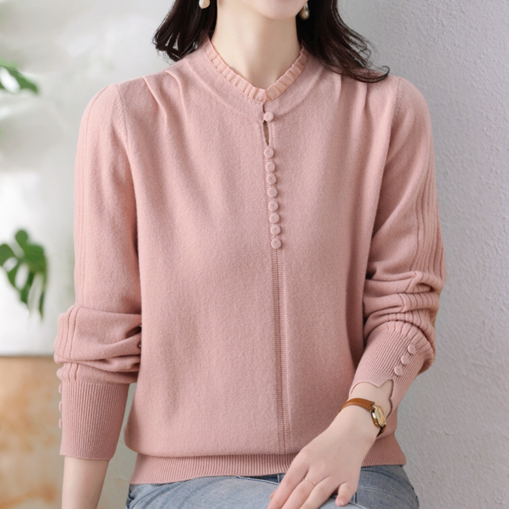 Vrouw draagt roze trui met knoopjes en geribbelde mouwen, casual mode, herfstkleding, comfortabele damestrui, stijlvolle outfit.