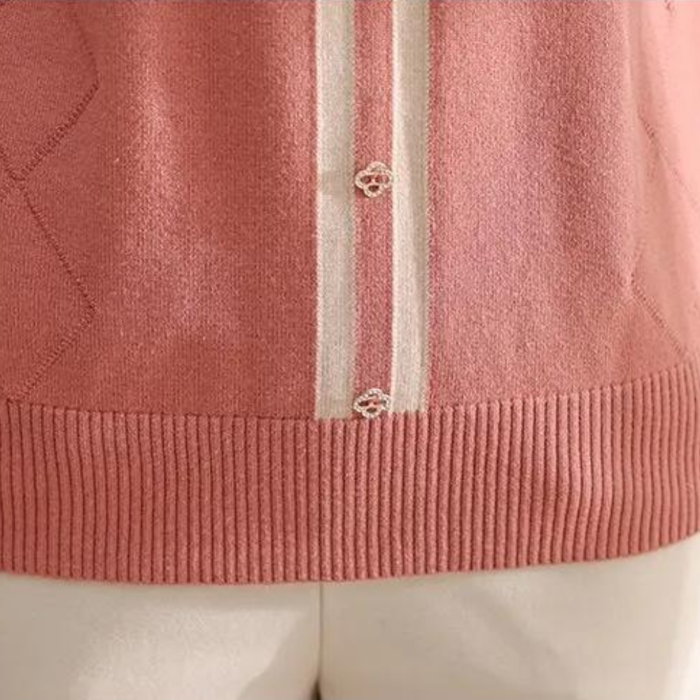 Roze gebreide trui met witte strepen en knoopdetails, damesmode, herfstkleding, stijlvolle en comfortabele outfit, close-up textuur.