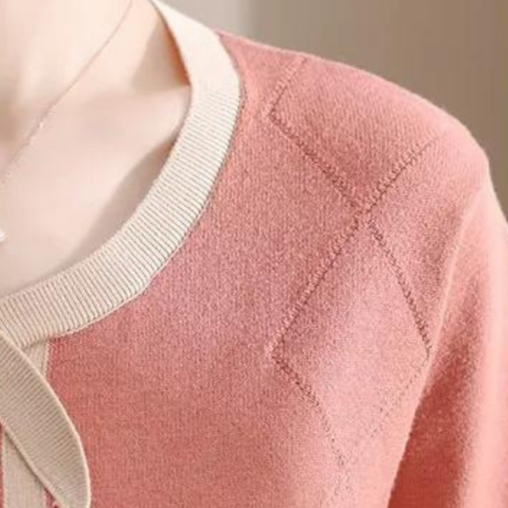 Roze damestrui met V-hals en gebreide textuur, close-up. Modieuze kleding, zachte stof, casual stijl. Perfect voor herfst- en winterseizoen.