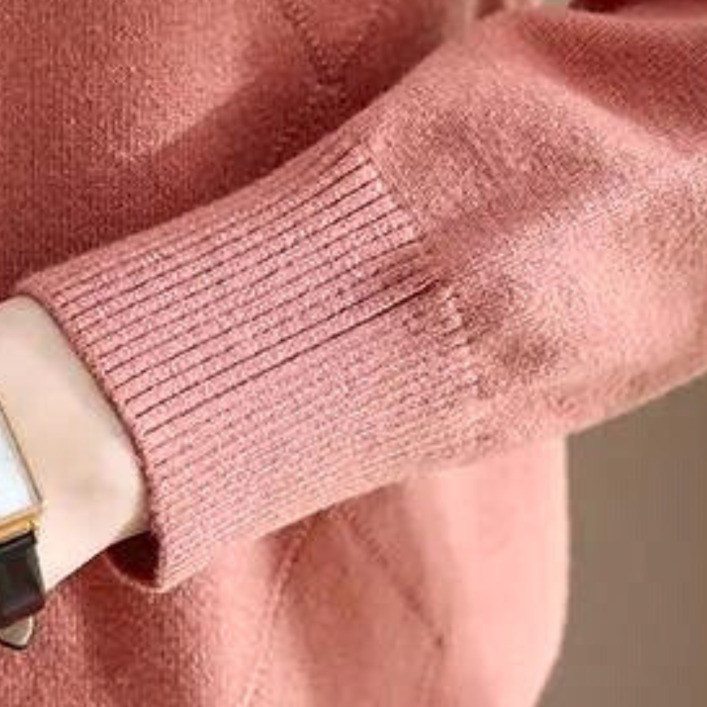 Roze gebreide trui mouw detail, zachte stof, geribbelde manchetten, stijlvolle damesmode, herfstkleding, comfortabele casual outfit.