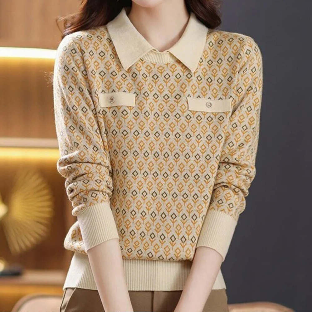 Vrouw in beige trui met geometrisch patroon en kraag, modieuze dameskleding, herfstmode, stijlvolle outfit, casual chic look.
