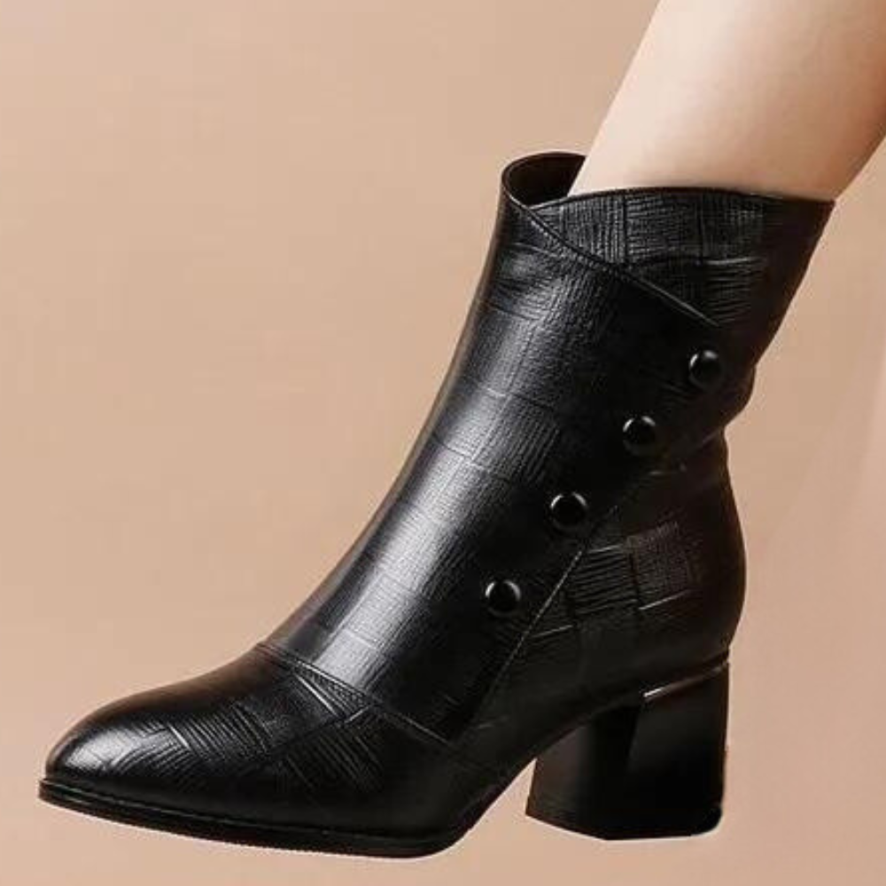 Zwarte dameslaars met blokhak en knoopdetails, elegant design, ideaal voor herfstmode. Stijlvolle enkellaars voor dagelijks gebruik.