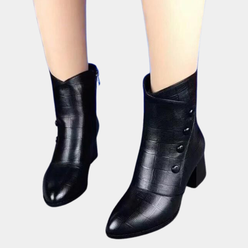 Zwarte dames enkellaarsjes met hak, ritssluiting en knoopdetails. Stijlvolle leren laarzen voor herfst en winter. Perfect voor casual en formele outfits.