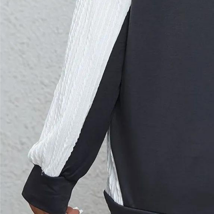 Zwart-witte damestrui met geribbelde mouwen, moderne textuur, stijlvolle casual mode, comfortabele pasvorm, trendy kleding voor dames.