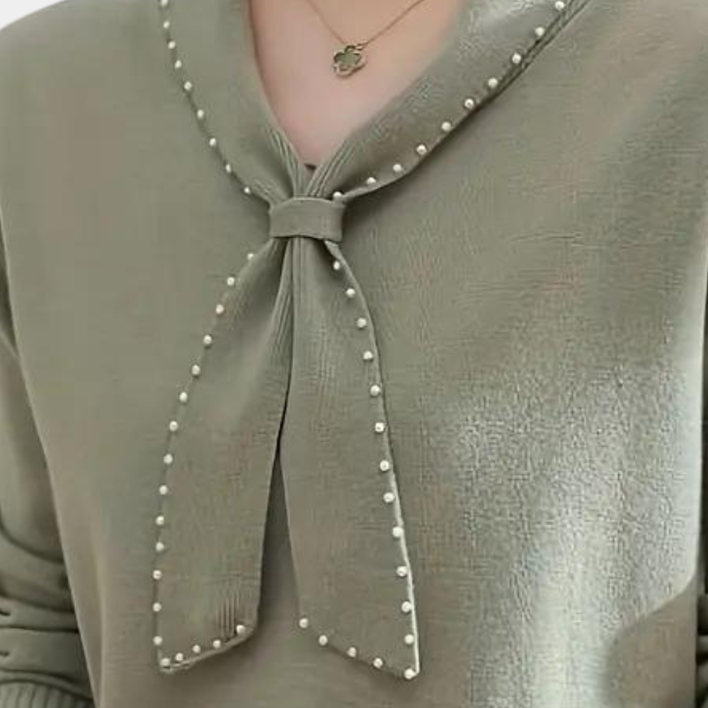 Groene trui met sjaalkraag en pareldetail, damesmode, elegante kleding, stijlvolle outfit, modetrend, herfst-winter collectie.