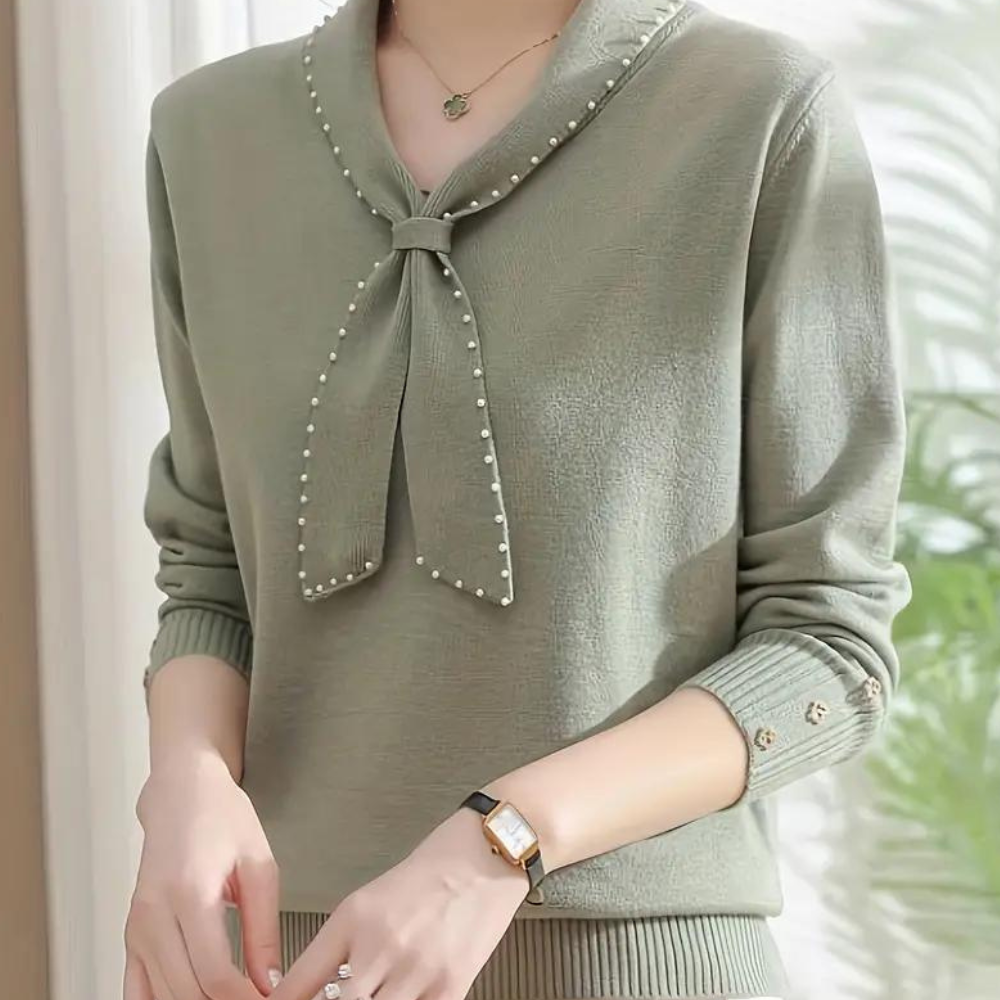 Groene damestrui met pareldecoratie en strikdetail, lange mouwen, elegante casual stijl, perfect voor herfstmode.