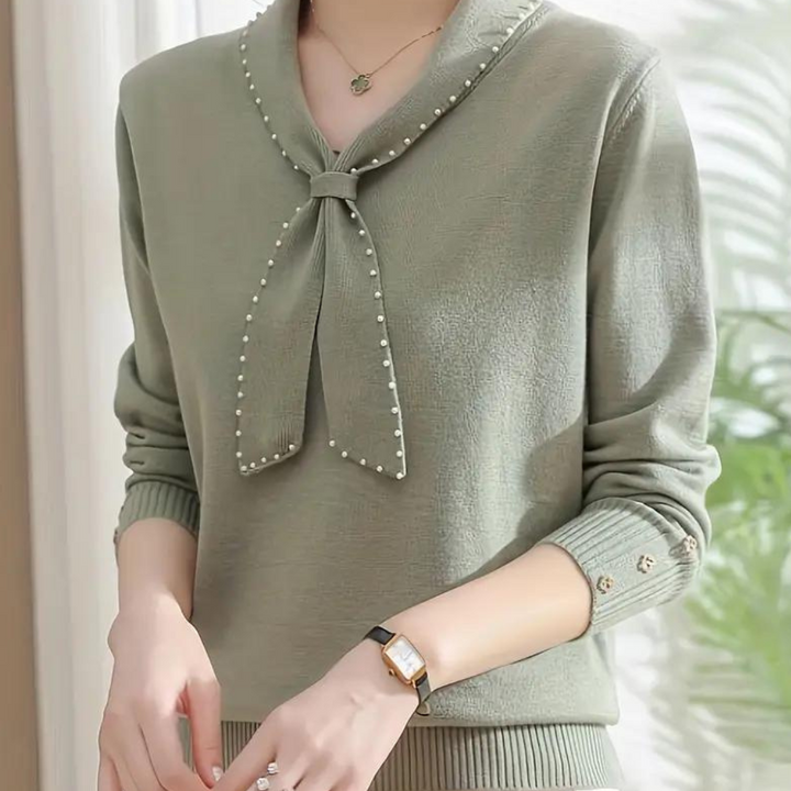 Groene damestrui met pareldecoratie en strikdetail, lange mouwen, elegante casual stijl, perfect voor herfstmode.