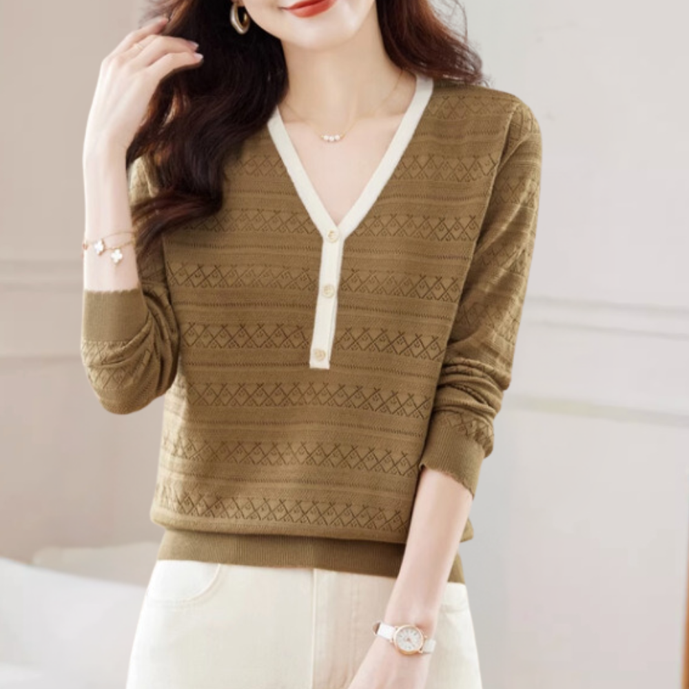 Vrouw draagt bruine trui met V-hals en knopen, geometrisch patroon. Modieuze dameskleding, herfststijl, casual chic outfit.